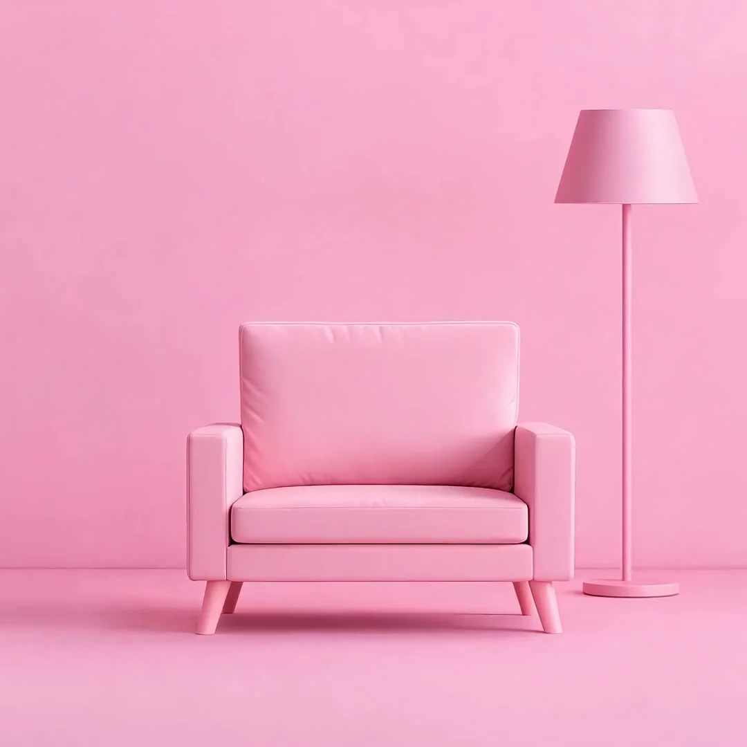 Ein leerer rosa Sessel in einem rosa Raum, daneben eine Stehlampe